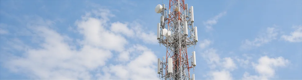 Antenna per telecomunicazioni sotto un cielo azzurro